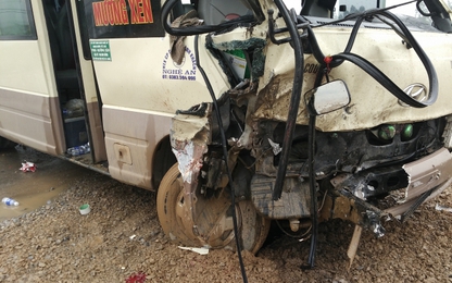 Nghệ An: Xe tải đâm xe khách, 1 người tử vong