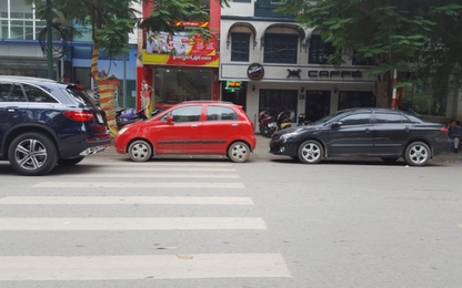 Ô tô đậu đỗ bừa bãi gần trụ sở Phòng CSGT Hà Nội
