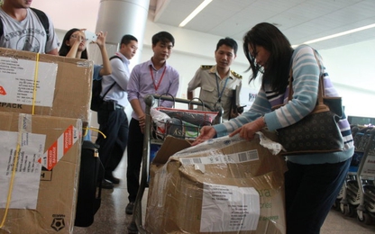 ​Cấm bay 12 tháng hành khách ném thùng carton vào mặt nhân viên sân bay