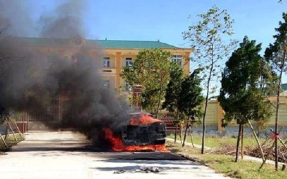 Nghệ An: Xe bán tải bốc cháy dữ dội trước trụ sở Viện kiểm sát