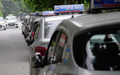Taxi Sông Nhuệ tăng giá tổng đài, hàng trăm tài xế nghỉ chạy