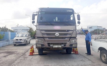 Chi cục QLĐB III.2 tổ chức bắt nóng xe chở quá tải tại Bình Định