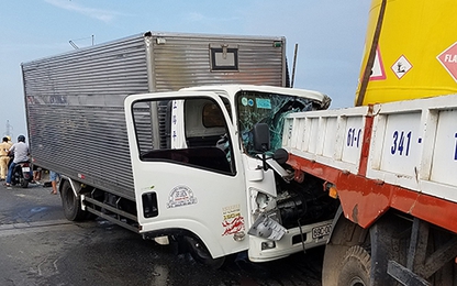 Xe tải tông ôtô sửa chữa trên đường TP HCM, 2 người chết