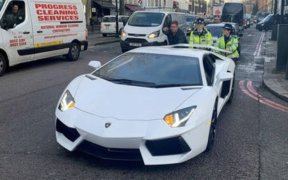 Nữ cảnh sát đẩy siêu xe Lamborghini chết máy giữa đường