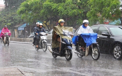 Điều khiển xe máy khi trời mưa, đường trơn cần lưu ý gì?