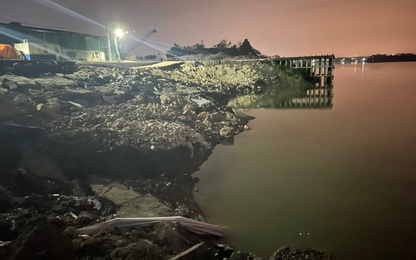 Bất thường Cảng Hồng Vân đổ sụp xuống sông Hồng