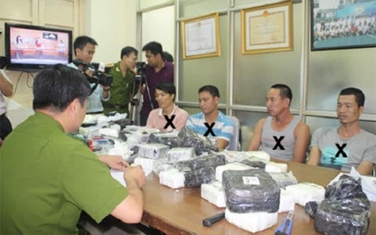 Giấu hàng nghìn điện thoại lậu vào gầm xe container đưa về Hà Nội