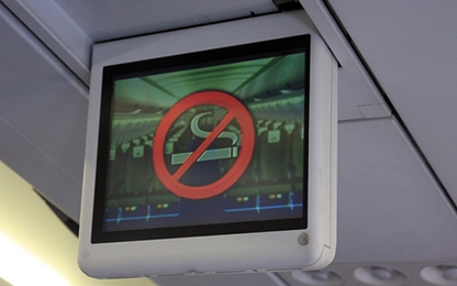 Hút thuốc lá trên máy bay bị phạt thế nào?