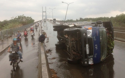 Xe tải lật nhào khi đang đổ dốc cầu Phú Mỹ