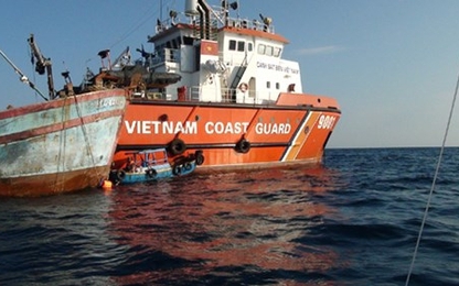 Cảnh sát biển cứu nạn tàu cá đâm phải đá ngầm