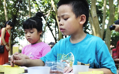 Hà Nội: Trẻ em thích thú với các trò chơi dân gian tại Bảo tàng DTHVN