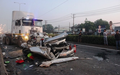 Xe container tông nát ôtô trước KCX Linh Trung, 5 người chết