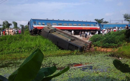 Tàu hỏa đâm xe tải khiến một người tử vong, hai toa tàu bị lật