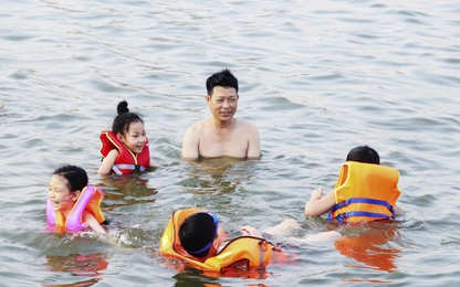 Tránh nóng dân Thủ đô đổ xô ra hồ Linh Đàm tắm mát