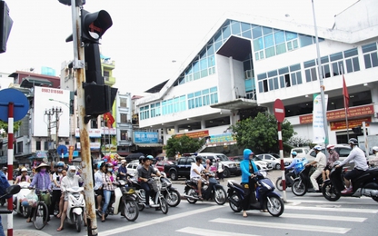 Đèn tín hiệu giao thông bị "băng bó" tại ngã tư là do xuống cấp