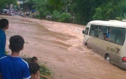 Lào Cai: Sau mưa bão, đường tỉnh 151 "biến thành sông"
