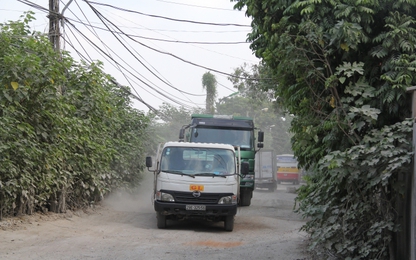 Hà Nội: Đường Tân Phong "gồng mình" gánh xe quá tải