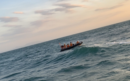 Cứu sống 2 ngư dân tàu cá Bình Thuận trôi dạt trên biển
