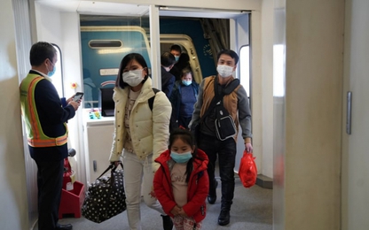 Cận cảnh hàng trăm người Việt sơ tán từ Ukraine về tới Nội Bài
