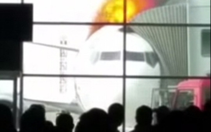 Vừa về sân bay, chiếc Boeing bốc cháy ngùn ngụt