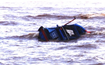 Cứu 4 ngư dân trên thuyền bị sóng đánh chìm ở vùng biển Hà Tĩnh