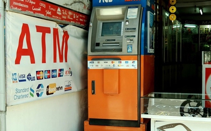 4 người nước ngoài gắn camera lên trụ ATM để trộm tiền