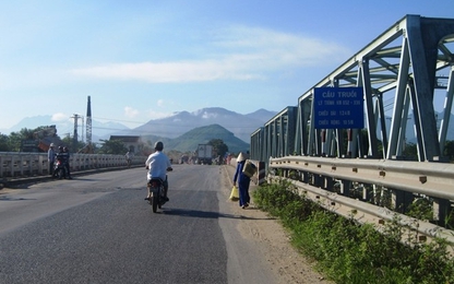 Cuộc rượt đuổi 100 km/h với tên cướp có súng