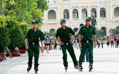 Trượt patin tuần tra phố đi bộ Nguyễn Huệ