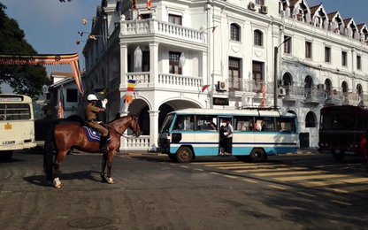 Cảnh sát cưỡi ngựa điều khiển giao thông ở Kandy