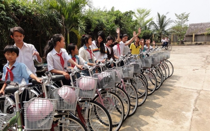 Tổ chức World Vision tặng xe đạp cho học sinh dân tộc thiểu số