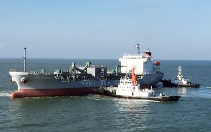 Cứu hộ tàu chở 20.000 tấn hàng mắc cạn ở TP HCM