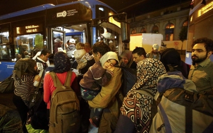 Hàng nghìn người di cư tới Áo bằng xe buýt của Hungary