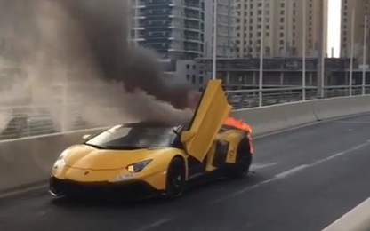 Lamborghini Aventador SV mui trần cháy rụi trên đường