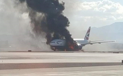 Máy bay chở 172 người bốc cháy khi cất cánh