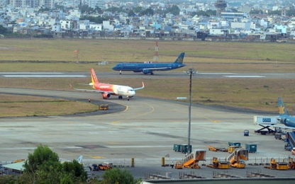 Xe thang lại đâm máy bay tại sân bay Tân Sơn Nhất