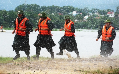 Cảnh sát cơ động diễn tập giúp dân trong bão