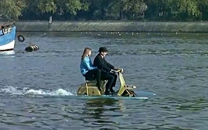 Xe scooter chạy dưới nước thời 1965