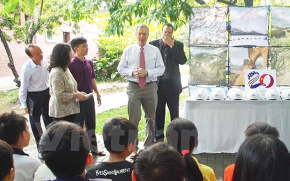 Đại sứ Mỹ trao tặng mũ bảo hiểm tại làng trẻ SOS