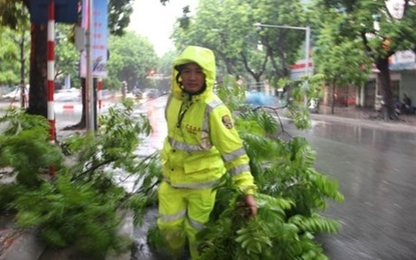 CSGT Hà Nội khắc phục khó khăn, phân luồng giao thông trong mưa giông