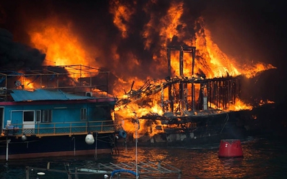 Cháy lớn tại bến cảng Hong Kong, 10 tàu bị thiêu rụi