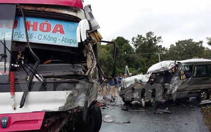 Hai ôtô chở người Việt đâm trực diện tại Lào, 8 người thương vong