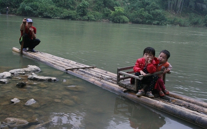 Học sinh đi bè mảng tới lớp, giáo viên thắp đèn dầu soạn giáo án