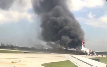Máy bay chở 101 người bốc cháy trên đường băng