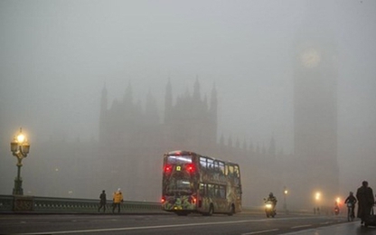 Sương mù dày đặc ảnh hưởng nghiêm trọng đến hoạt động giao thông ở Anh