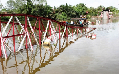 17 tỷ đồng xây cầu bị xà lan kéo sập ở TP HCM