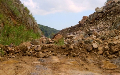 Hàng trăm khối đất đá vùi lấp đường nối QL1A - thị xã Thái Hòa