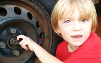 Cậu nhóc 5 tuổi hướng dẫn thay ổ trục bánh xe