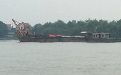 ​Sà lan chở gần 1.000 tấn hàng bị đâm chìm trên sông Cấm