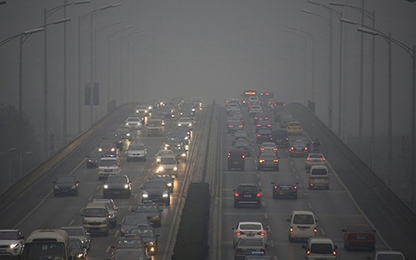 Người dân Bắc Kinh đeo máy hô hấp khi ra đường do ô nhiễm