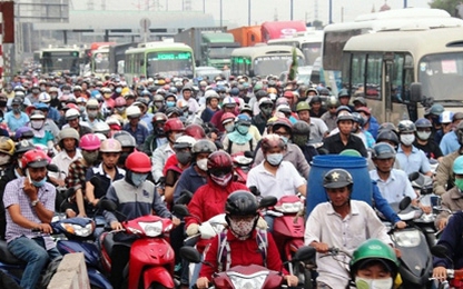 TP.HCM: 2 sự cố giao thông khiến xa lộ Hà Nội tê liệt